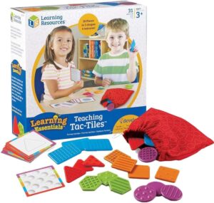Met de teaching tac tiles van learning resources oefen je het tastzintuig. Stimuleer de tactiele waarneming door matchende texturen te vinden op de tast.