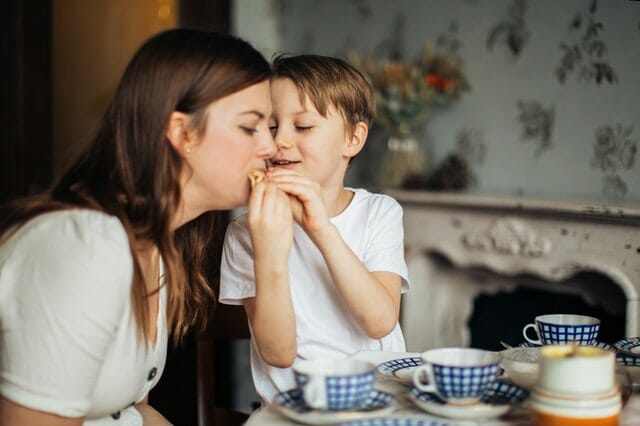 adhd kenmerken bij kinderen, vooral de bewegingsonrust valt op bij kinderen met adhd. Het wiebelen en friemelen. Dit helpt hen om zichzelf te concentreren. 