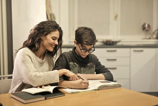 adhd in de kinderleeftijd laat soms verschillen zien tov van de volwassen leeftijd. Met name de bewegingsonrust uit zich in ander gedrag bij het ouder worden.