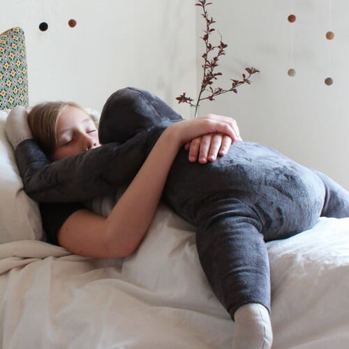 Verzwaarde knuffel helpt bij slaapproblemen. de diepe druk helpt kinderen en volwassenen tot rust komen