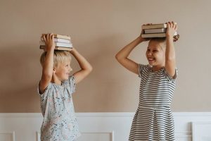 Hoe help je gevoelige kinderen ontprikkelen in de klas. Herken de signalen van overprikkeling en onderprikkeling en lees onze tips voor je kind en de leerkracht