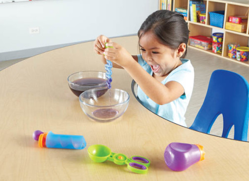 moedig zintuiglijk spel met zand en water aan met deze fijne attributen van learning resources