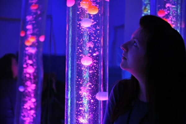 Snoezelen voor kinderen met autisme, voor kinderen met een beperking of voor demente ouderen. Het stimuleren van de zintuigen kan helpen tot rust te komen