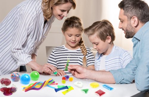 fidget toys helpen ontprikkelen en reguleren. In de klas kunnen ze uitkomst bieden aan kinderen om beter op te letten en te concentreren.