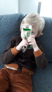 Ontprikkelen is voor kinderen met autisme van belang. Het is soms zoeken naar hulpmiddelen . De visuele zandloper en de rubbabu bal vallen in de smaak