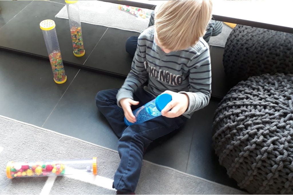 sensorische buizen zijn ideaal om kinderen zintuiglijk te stimuleren en kalmeren. Lees de ervaring van kristien.