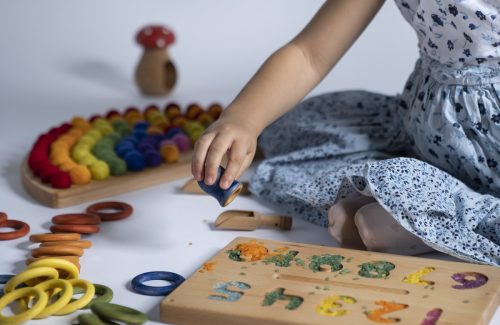 montessori speelgoed, wat is het? Wat is de visie en welke materialen passen bij het gedachtengoed van montessori.