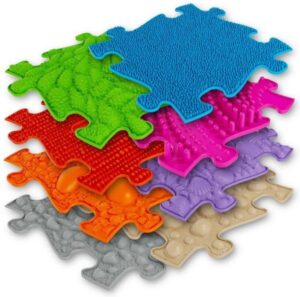 De sensorische speelmatten set vertegenwoordigt een uitgebalanceerde combinatie van harde en zachte oppervlakken. Een ideaal blote voetenpad.