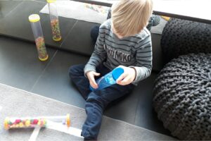 sensorische buizen zijn ideaal om kinderen zintuiglijk te stimuleren en kalmeren. Lees de ervaring van kristien.