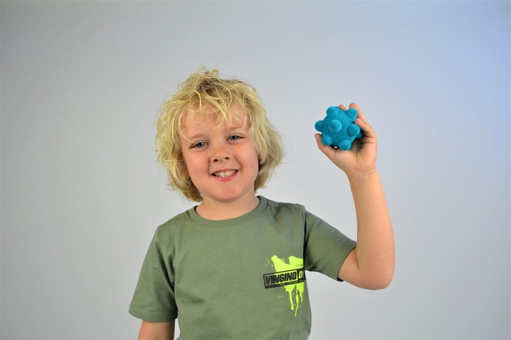 Kind met ADHD heeft baat bij hulpmiddelen. Hulpmiddelen helpen een kind met ADHD om beter op te letten en concentreren in de klas.