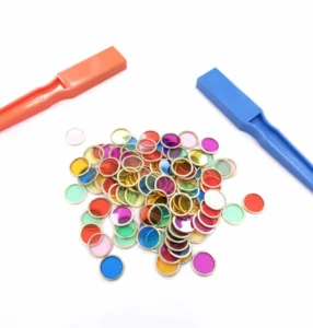 Magnetische set bestaat uit 2 magnetische staven en 100 gekleurde plastic chips. Een leuke set om binnen het basisonderwijs kinderen te leren kennismaken met magnetisme.