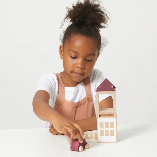 Lubulona stad mini is een prachtige houten speelgoed set die zich perfect leent voor open einde speelgoed. Leuk te combineren met de stapelbomen.