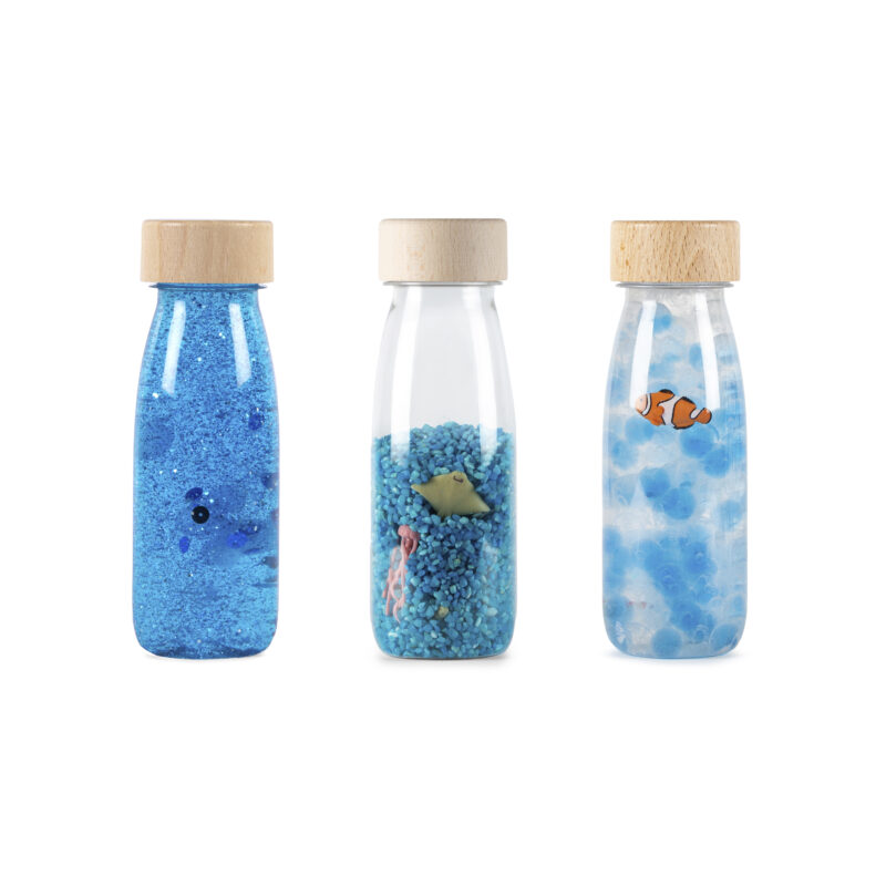 De petit boum pack Serenity is een set van 3 mooie sensorische flessen in blauwtinten. De set bevat een float bottle, spy bottle en sound bottle.