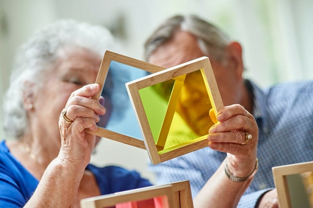 Snoezelmaterialen voor mensen met dementie, veel zintuiglijk spelmateriaal is geschikt voor het prikkelen van dementerende ouderen.
