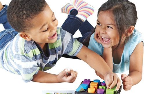educatief speelgoed voor kleuters, voor 4 jarigen. Wat is educatief spelelgoed en welk speelgoed stimuleert mijn kleuter van 4 jaar? Lees het in dit blog.