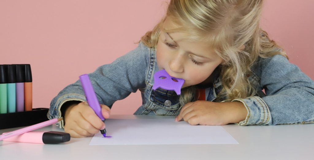 zachte bijtkettingen voor kinderen met lichte kauwbehoefte. Chewigem heeft een aantal fijne buigzame kauwkettingen die ideaal zijn voor kinderen die licht kauwen of sabbelbehoefte hebben. Bekijk onze top 3.