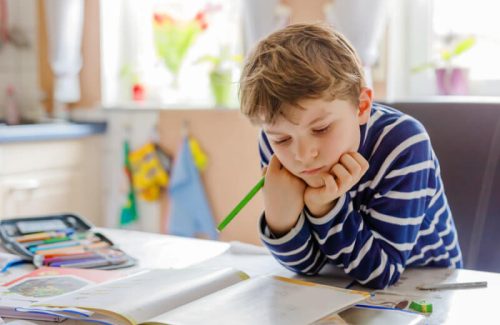 School hulpmiddelen voor je kind met autisme kopen? welke hulpmiddelen zijn er en welke hulpmiddelen zijn helpend voor je kind met autisme in de klas? lees het in dit artikel.