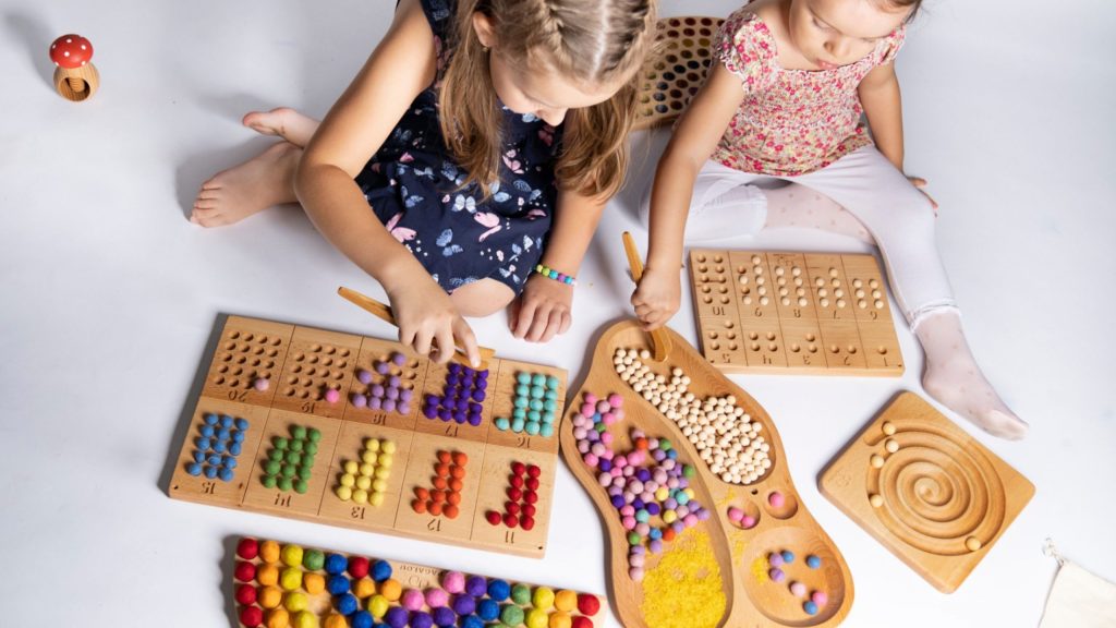 Montessori at home speelgoed tips : in dit artikel lees je wie montessori is, wat de speltips zijn van montessori en laten we je 5 geweldige speelgoed tips zien passend bij het gedachtengoed van deze pedagoog