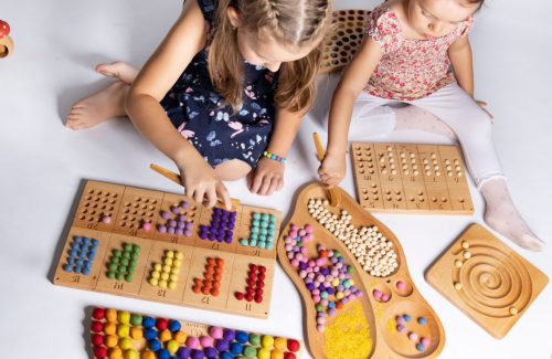 Montessori at home speelgoed tips : in dit artikel lees je wie montessori is, wat de speltips zijn van montessori en laten we je 5 geweldige speelgoed tips zien passend bij het gedachtengoed van deze pedagoog