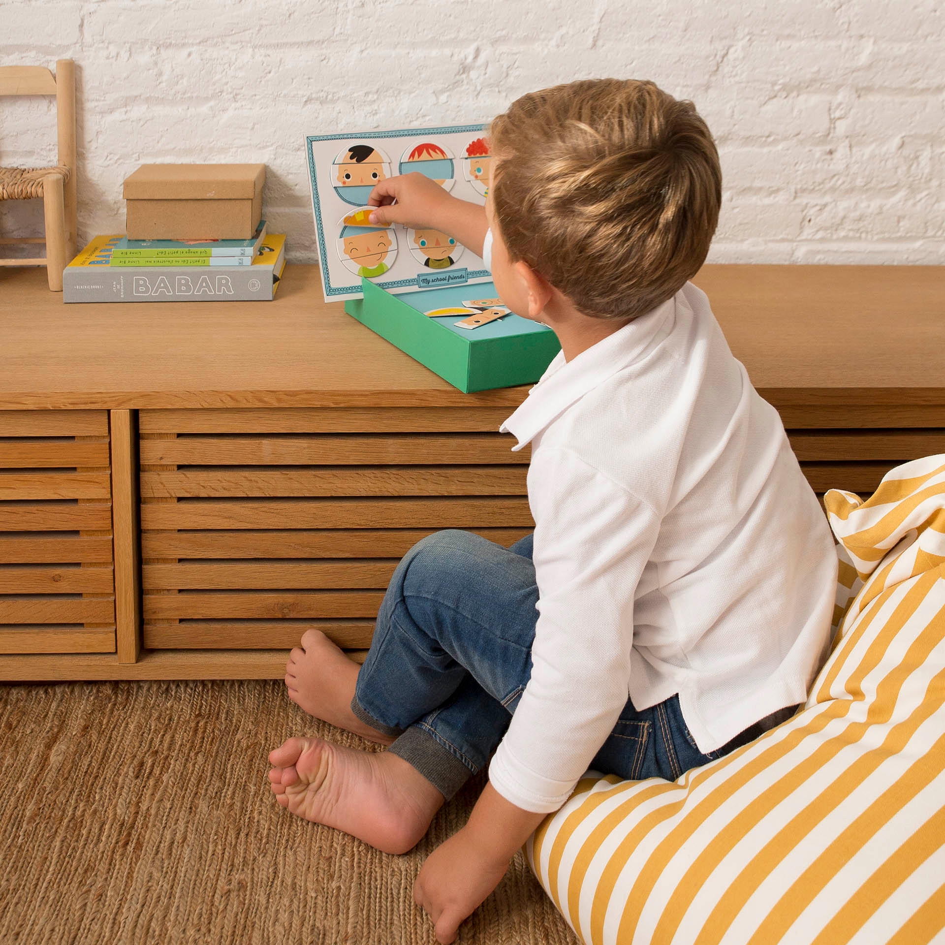Creëer eindeloos verschillende gezichtsuitdrukkingen met het Apli Kids Emotions magnetisch spel.