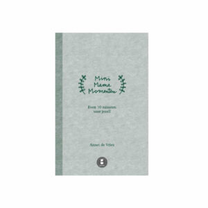 Goed voor jezelf zorgen is niet zomaar een taakje dat je afvinkt. Bij veel moeders schiet dat er vaak bij in. Toch is het haalbaarder dan je denkt. Mini Mama Momenten is een waardevol boek met 52 praktische, sprankelende manieren om beter voor jezelf te zorgen.