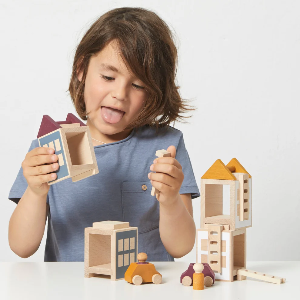 Wat gebeurt er als een kind niet alleen speelt, maar ook leert, bouwt én verhalen tot leven brengt? Dan heb je Lubu Town Maxi in handen. Deze houten speelset is niet zomaar speelgoed; het is een uitnodiging tot eindeloos ontdekken, fantaseren en creëren.