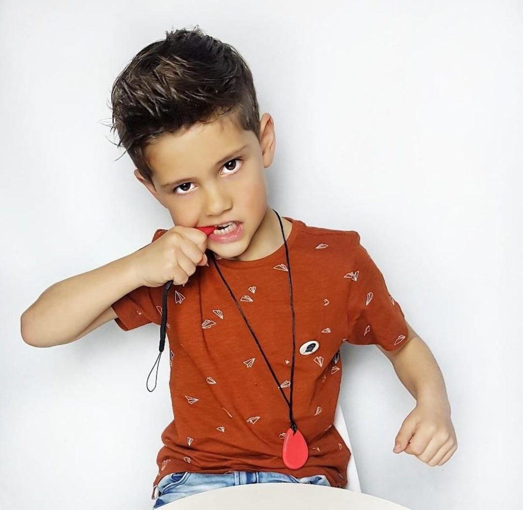 Kauwsieraad schoon maken, hoe doe je dat? Lees onze tips om je bijtketting te reinigen en steriliseren.