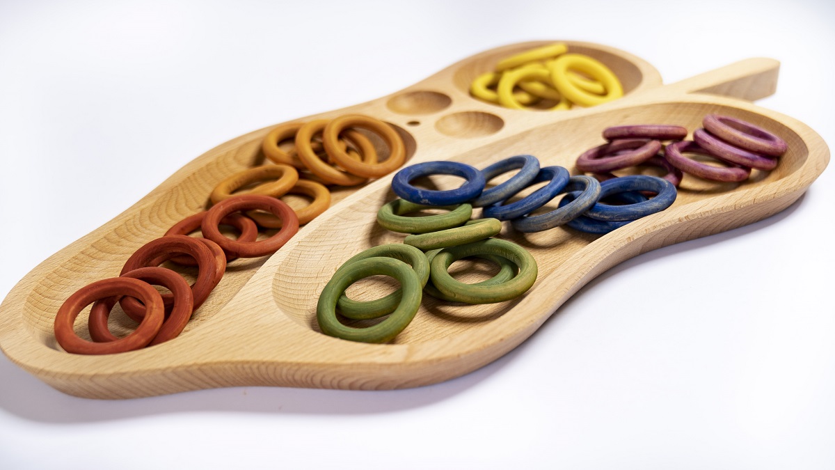 sorteerschaal in de vorm van een blad van hout voor loose parts play