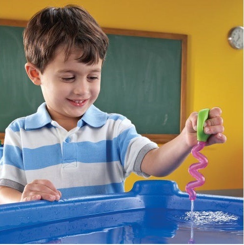 Met de pipet van learning resources, de twisty droppers kunnen kinderen eindeloos genieten van spelen met water. Past prima bij een watertafel of sensopathisch spelactiviteit