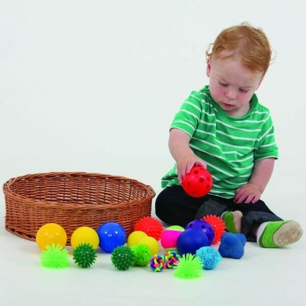 Een set bestaande uit 20 sensorische ballen van verschillende textuur, kleur, stevigheid en veerkracht. Populair bij kleuter- en basisschool specialisten. De ballen worden geleverd in een zwarte voelzak.