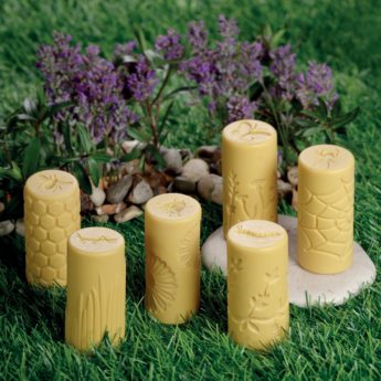 De stempel rollers van yellow door zijn van een duurzame steenmix. Ideaal voor sensopathisch of creatief spel.