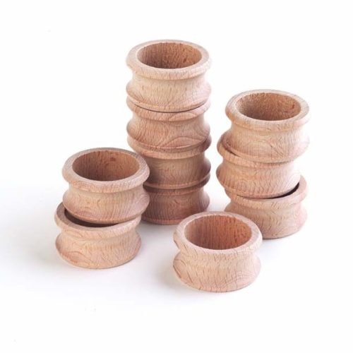 tickit houten servet ringen, geinspireerd door heuristisch spel, past zeker bij loose parts play. Bied deze mooie houten onderdelen aan in een sorteerbak met andere materialen.