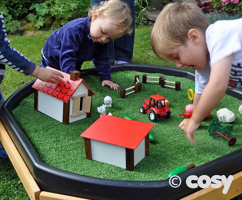Met de Mini Tuff Tray kunstgras inleg maak je van de speeltafel een weide landschap. Ideaal voor kleinwereldspel of bij thema boerderij of tuin.