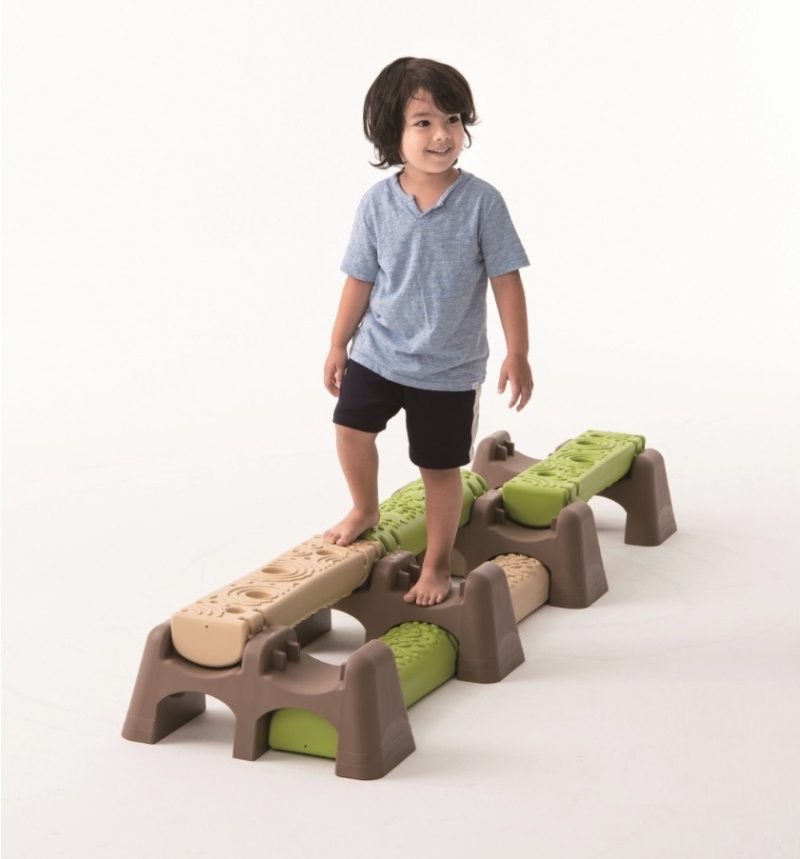 Jungle trial biedt kinderen motorische en tactiele uitdaging. Verbeter spelenderwijs motoriek en evenwicht met dit bospad.