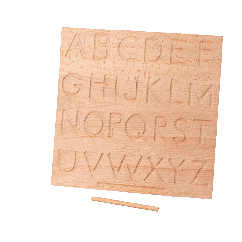 Houten alfabet bord is ideaal als voorbereiding op het schoolse leren, een goede oefening voor de fijne motoriek. Laat je kind de letters volgen met vinger of stokje. Ene kant heeft hoofdletters, andere kant schrijfletters