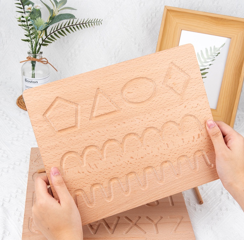 montessori ontwikkelingsmateriaal, met dit houten bord oefent je kind spelenderwijs de schrijfvaardigheden.