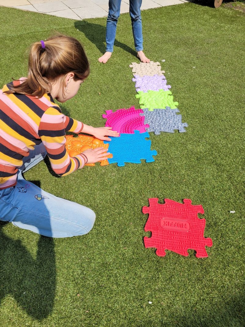 Muffik speelmatten bieden een mooie manier om kinderen spelend te laten bewegen en zintuiglijke ervaringen op te doen. De verschillende texturen laten kinderen kennismaken met diverse tactiele prikkels.