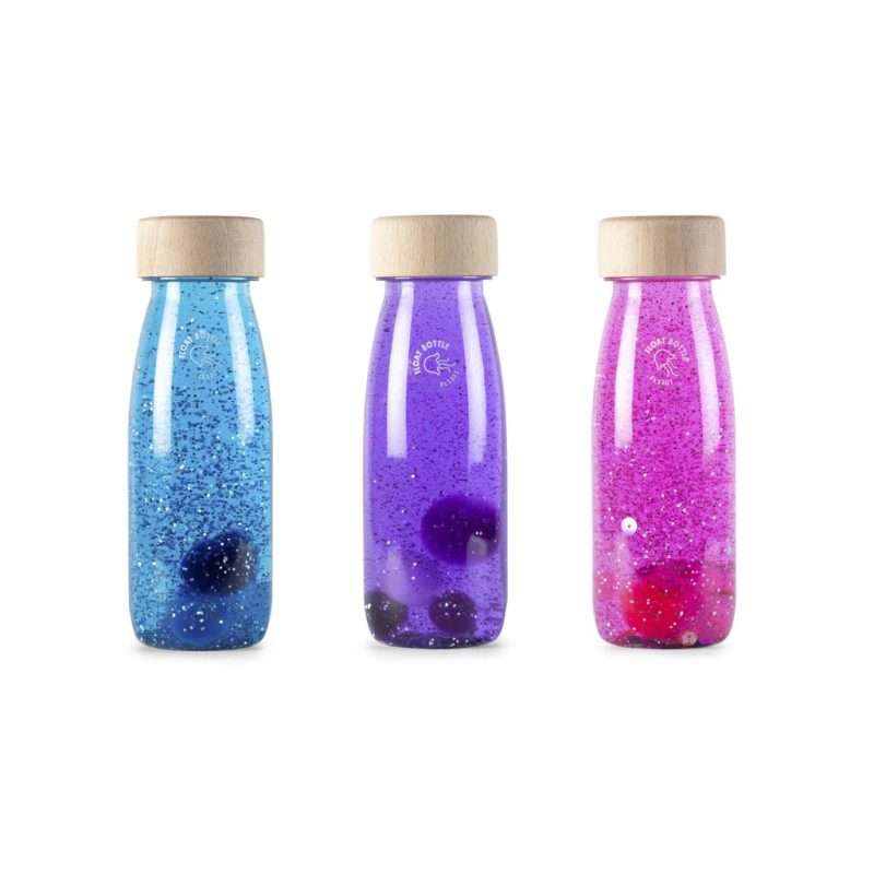 sensorische flessen magic is een leuke set van petit boum met 3 flessen uit de float serie. De flessen zijn gevuld met gekleurde vloeistof, glitters en pompoms.