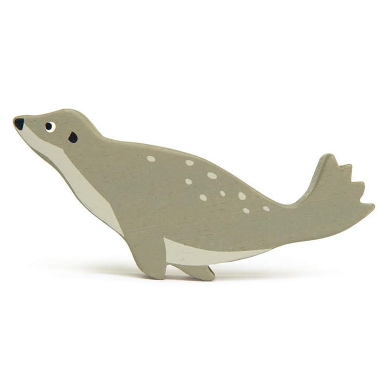 Deze lieve houten zeehond van Tender Leaf Toys nodigt je kind uit om het leven in en om de oceaan te ontdekken. Samen met de andere houten zee dieren kan je kind zijn fantasie de vrije loop laten.