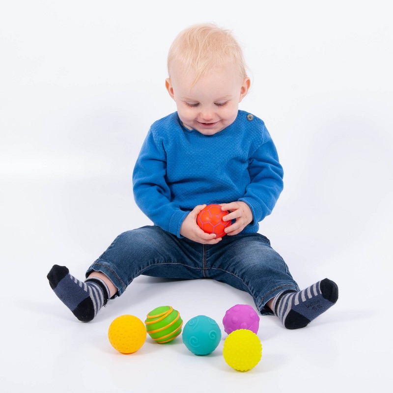 tickit sensorische ballen is een set van 6 ballen allen met andere textuur en kleur, leuk om kinderen te laten ontdekken en voelen en om de motoriek van vangen en gooien te oefenen.