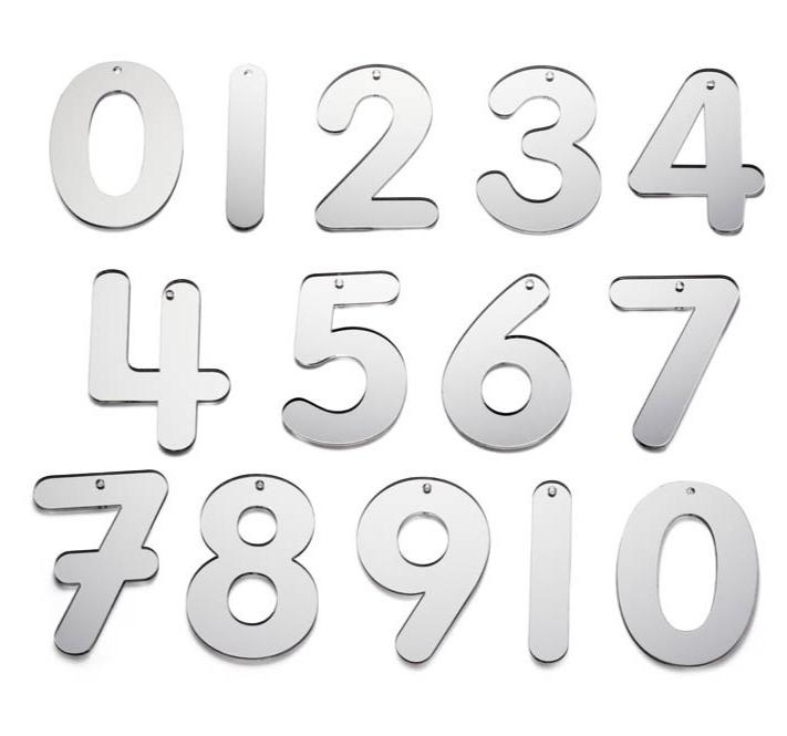De dubbelzijdige spiegel nummers zijn een leuke manier om bij jonge kinderen de getallen te introduceren. De cijfers bieden een veelvoud aan gebruiksmogelijkheden, waaronder manipulatieve middelen voor kinderen om te voelen, te ervaren, mee te spelen en te traceren.