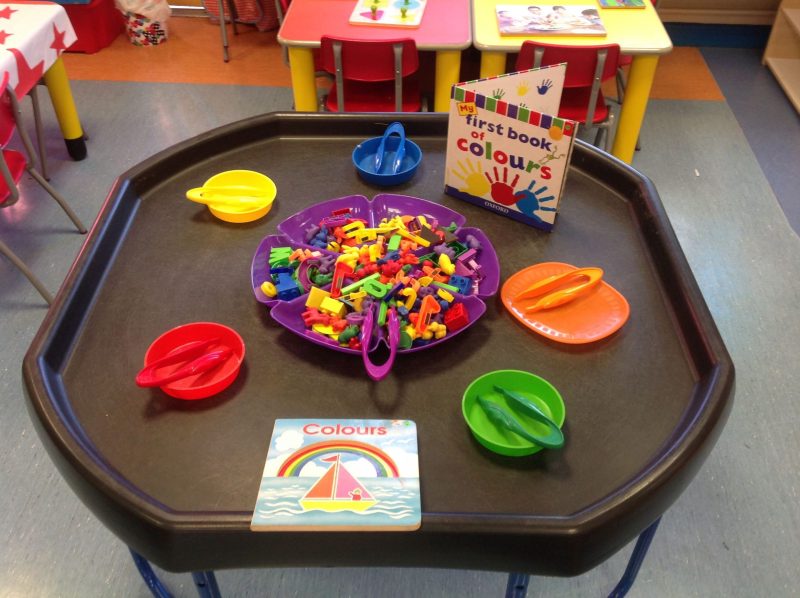 Tuff Tray - Activiteitentafel is de manier om kinderen spelenderwijs uit te dagen. Geschikt voor sensorisch spel, open einde spel of kleinwereldspel. Vul de speeltafel met diverse materialen en laat kinderen hun verbeelding gebruiken of koppel er kleine leeractiviteiten aan