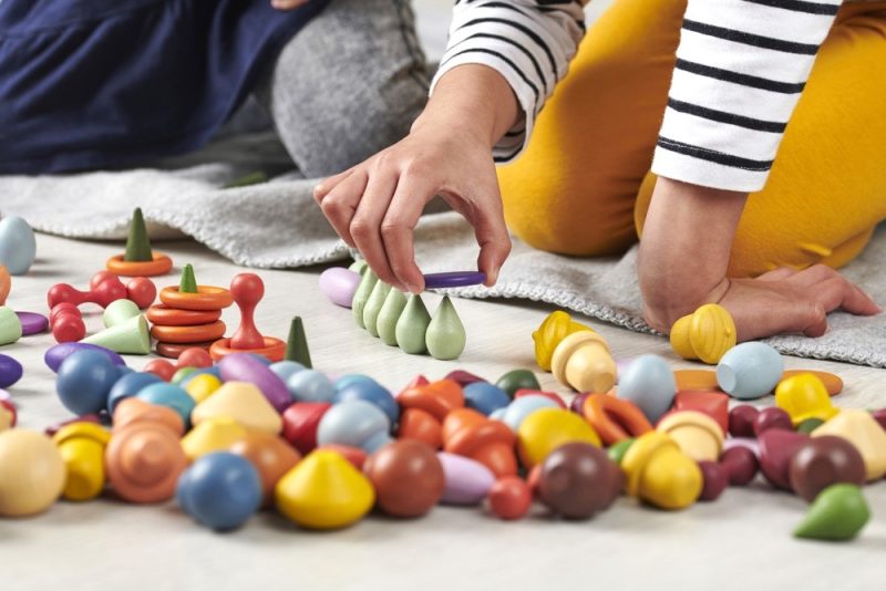 wooden treasures van tickit lenen zich uitstekend voor loose parts play.