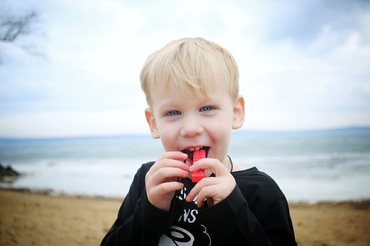 Brick stick kauwketting is geinspireerd door het bekende bouwblokje. Veel kinderen zetten daar de tanden in, deze bijtketting is een goed alternatief.