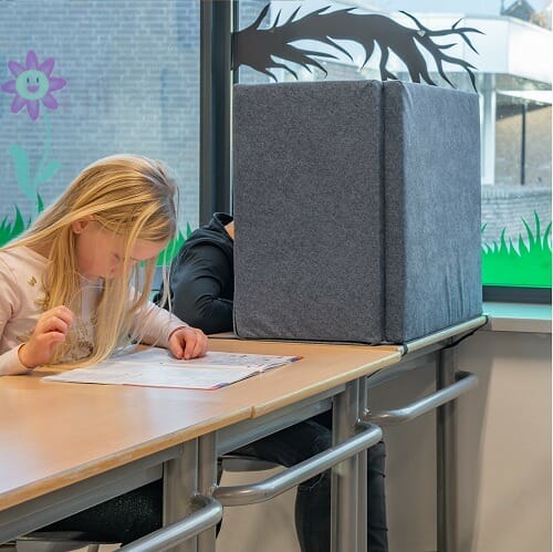 concentreren met een concentratiescherm in de klas, deze houdt ook geluidsprikkels deels tegen