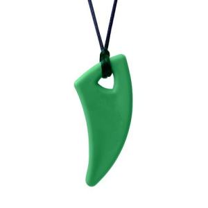 De ark kauwketting sabeltand reikt tot achter in de mond, ideaal voor kinderen die graag met kaak en kiezen kauwen. Een stoer design voor kinderen met kauwbehoefte.