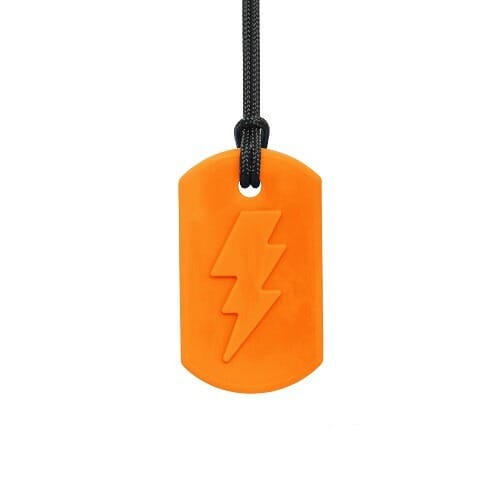 Een stoer kauwsieraad van ark therapeutic is deze bolt bite, ook wel gewoon bliksem genoemd. Deze kauwketting is geschikt voor kinderen die redelijke kauwbehoefte hebben. Het is een stevig ontwerp, met textuur wat friemelaars ook prettig vinden. Welke kleur van dit kauwsieraad is jouw favoriet?