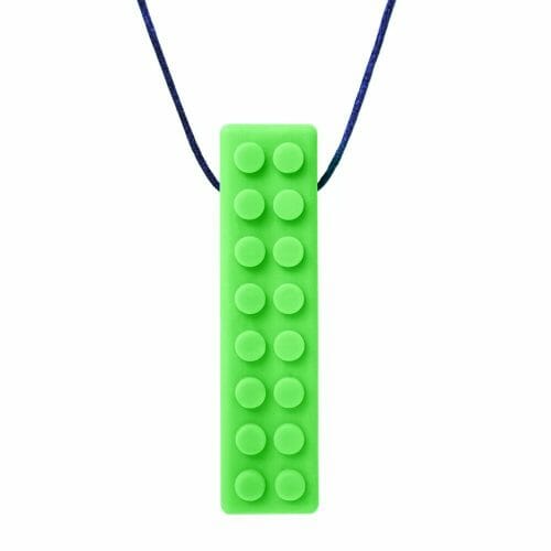 De Brick Stick kauwketting van Ark is een lang kauwsieraad, lijkend op een bouwblokje voor kinderen met kauwbehoefte. De textuur van dit lego kauwsieraad zorgt voor tactiele prikkels