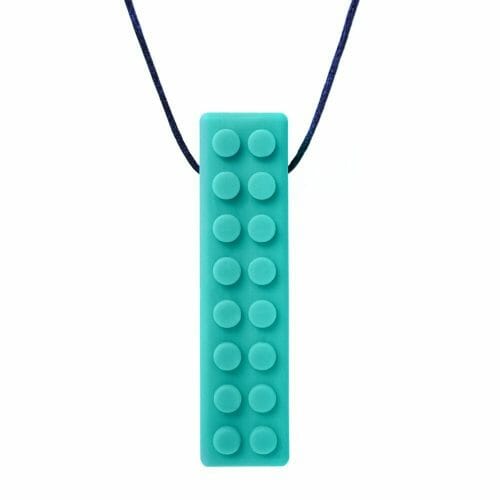 De Brick Stick kauwketting van Ark is een lang kauwsieraad, lijkend op een bouwblokje voor kinderen met kauwbehoefte. De textuur van dit lego kauwsieraad zorgt voor tactiele prikkels