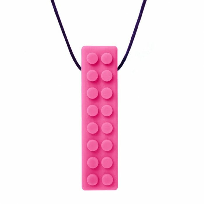 De Brick Stick kauwketting van Ark is een lang kauwsieraad, lijkend op een bouwblokje voor kinderen met kauwbehoefte. De textuur van dit lego kauwsieraad zorgt voor tactiele prikkels